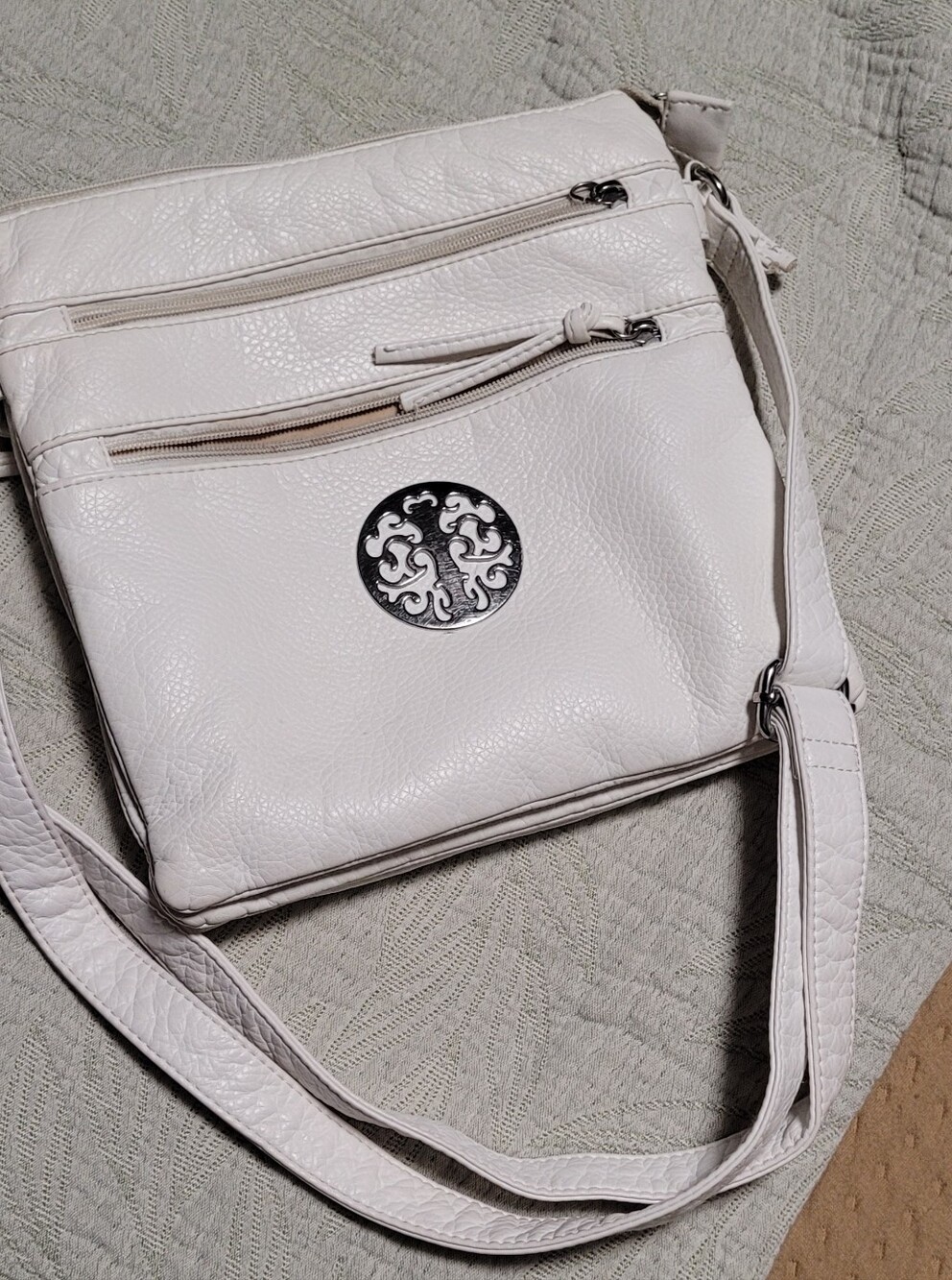 💜2 for $10💜 Bundle and save White Crossbody Bag with Decorative Emblem